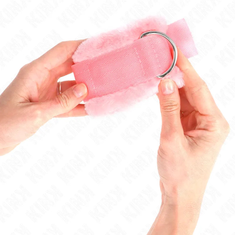 Bracelet BDSM en cuir rose, boucle métallique, design robuste et élégant, confort et durabilité pour expériences audacieuses.
