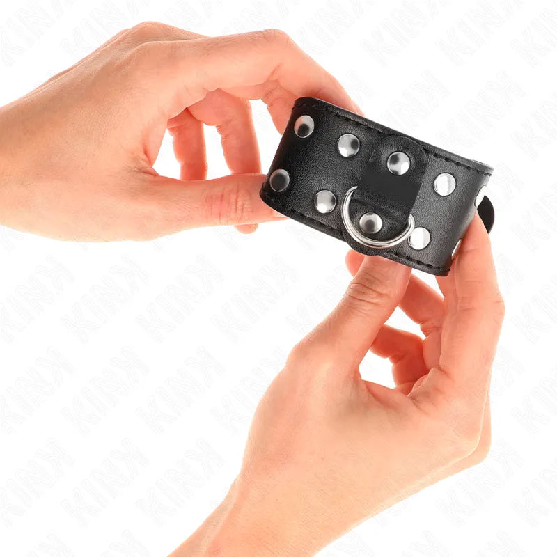 Bracelet BDSM en cuir noir avec boucles et anneaux métalliques, ajustable et rembourré pour confort et sécurité.