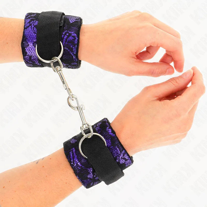 Bracelets BDSM en cuir végétalien noir et rouge, boucle métallique, velours, élégants et sécurisés pour jeux sensuels.