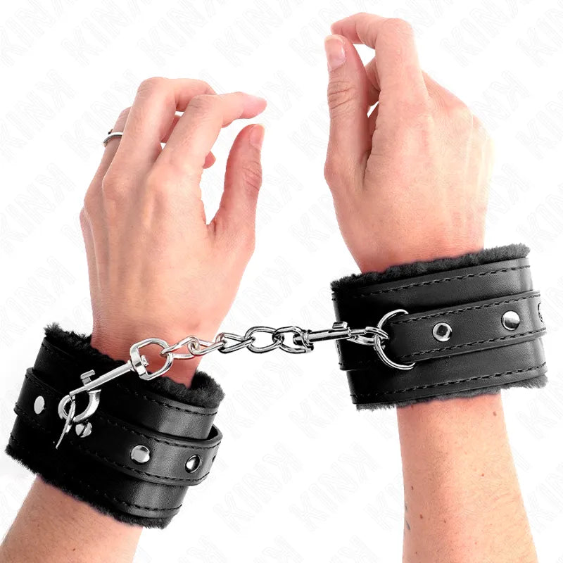 Bracelet BDSM noir en cuir véritable, robuste et élégant, avec chaîne métallique, finition soignée, ajustable et sécurisé.