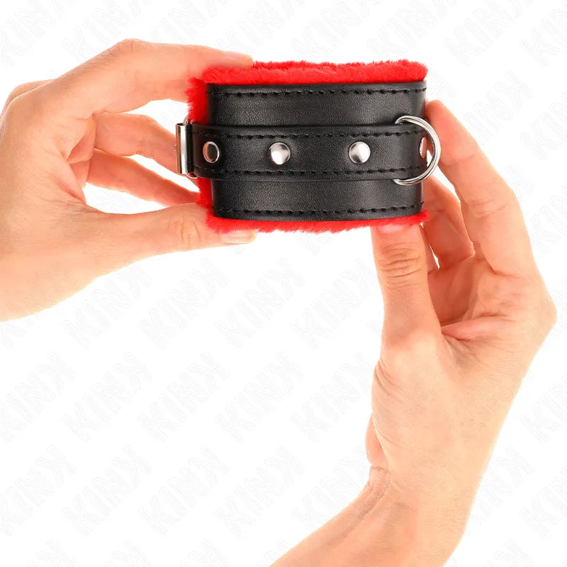 Bracelet BDSM cuir noir rembourré rouge, boucles métalliques, anneaux robustes, élégant et ajustable pour confort optimal.
