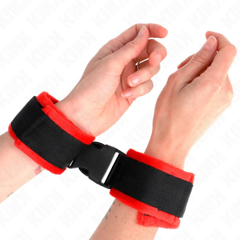 Bracelets BDSM en cuir véritable noir avec fermetures métal, doublure douce rouge, ajustables et luxueux.