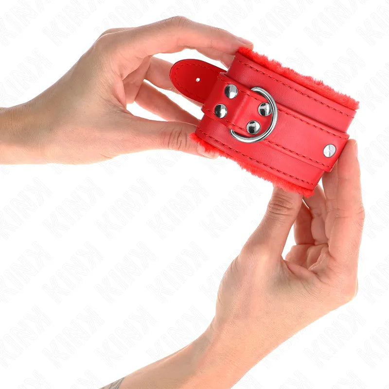 Bracelet BDSM rouge en cuir véritable avec boucles sécurisées et anneaux de fixation, design ergonomique et rembourré.