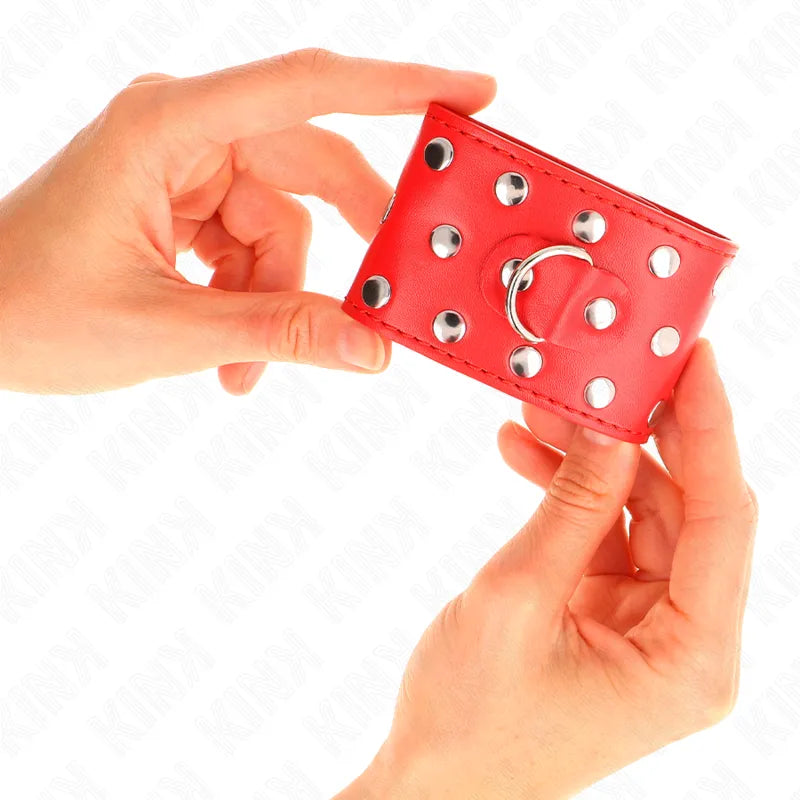 Bracelet BDSM rouge en cuir végétalien avec boucles robustes et finitions soignées, design élégant et sophistiqué.