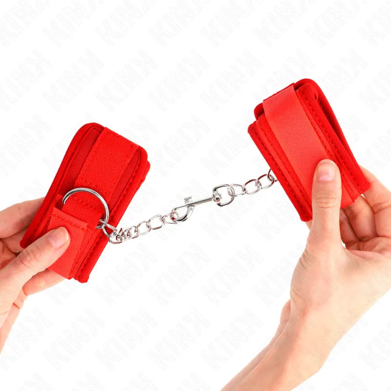 Bracelets BDSM rouges en cuir véritable avec boucles métalliques et velcro, rembourrés pour confort et durabilité.