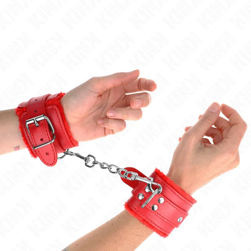Bracelets BDSM en cuir rouge avec boucles sécurisées et chaîne, confortables et ajustables pour moments intimes.