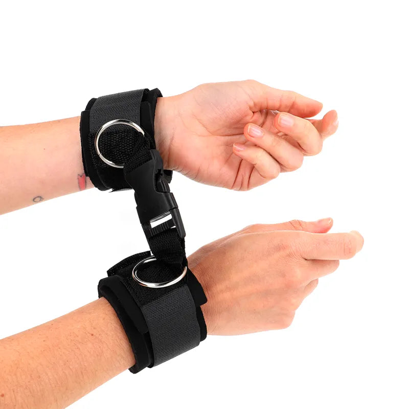 Bracelets BDSM en cuir noir véritable, rembourrés, avec boucles métalliques, ajustables pour confort et sécurité.