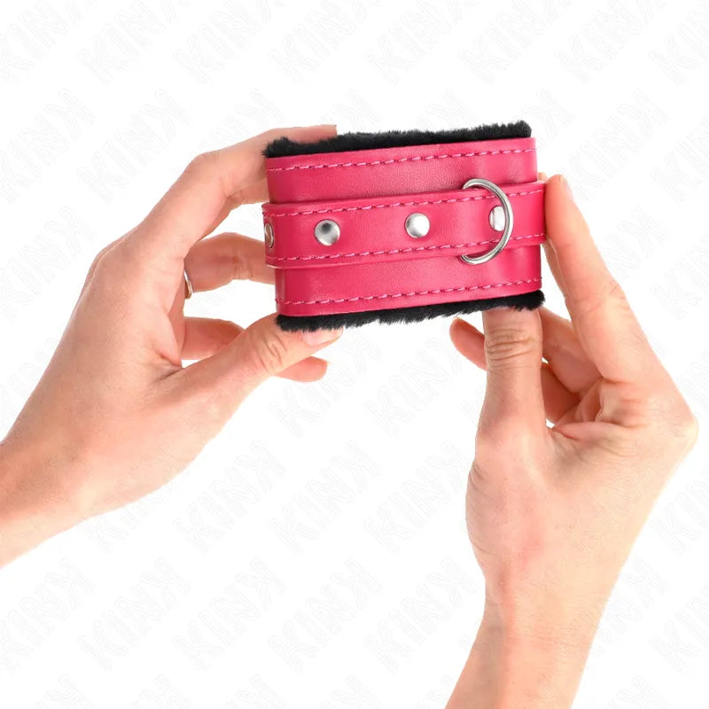 Bracelet BDSM en cuir rouge, rembourré, avec boucles métal et anneaux robustes, élégant et ajustable pour expériences inte...