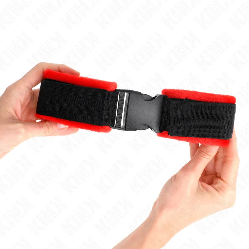 Bracelet BDSM en cuir noir et rouge, fermoir métal, doublure douce, ajustable, luxe et sécurité pour jeux intimes.