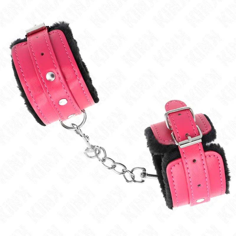 Bracelets BDSM en cuir noir et rouge, rembourrés, avec boucles métal et anneaux robustes pour confort et durabilité.