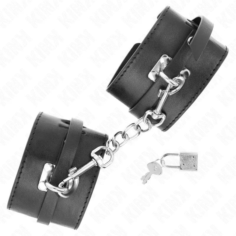 Bracelets BDSM en cuir végétalien noir, robustes et élégants, avec chaîne métallique et serrure, éthiques et confortables.