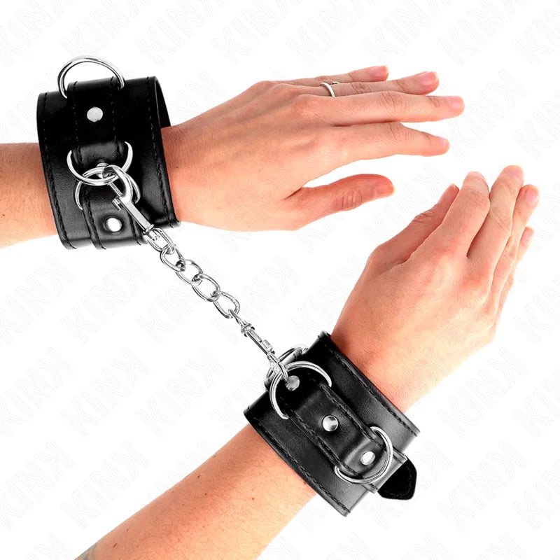 Bracelets BDSM noirs en cuir végétalien ajustables, avec fermetures métalliques et coutures renforcées, sur fond blanc.