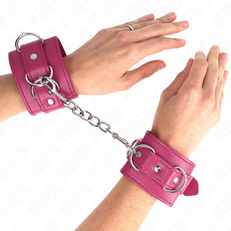 Bracelets BDSM cuir végétalien rose, rembourrés, boucles ajustables, anneaux D robustes, chaîne métallique, confortables.