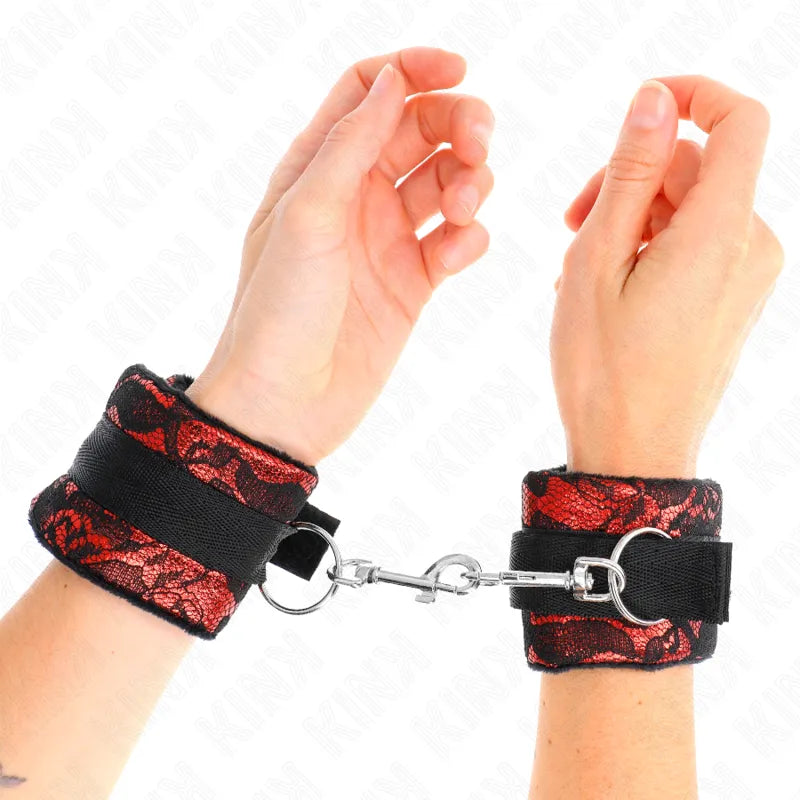 Bracelets BDSM en cuir vegan noir et rouge, ajustables, avec doublure douce et fermoir métallique, élégants et écologiques.