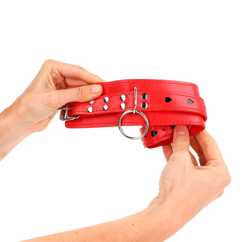 Bracelets BDSM rouges en cuir végétalien, rembourrés, ajustables, avec boucles résistantes et doublure douillette.