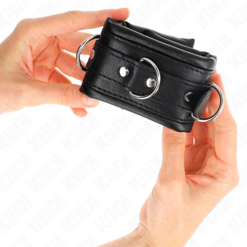 Bracelet BDSM en cuir végétalien noir, ajustable, avec anneaux métalliques, design élégant et éthique, pour confort et pla...