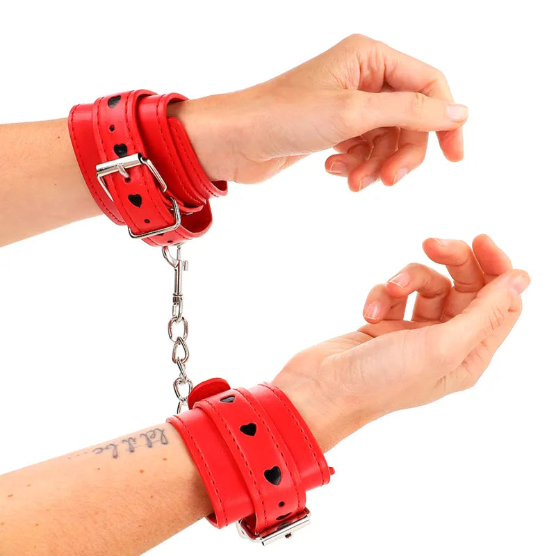 Bracelets BDSM rouges en cuir végétalien, rembourrés, ajustables, avec boucles et chaînettes, élégants et durables.