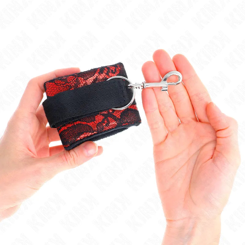 Bracelet BDSM rouge et noir en cuir vegan, ajustable, doublure douce, boucle métallique, design élégant et éthique.