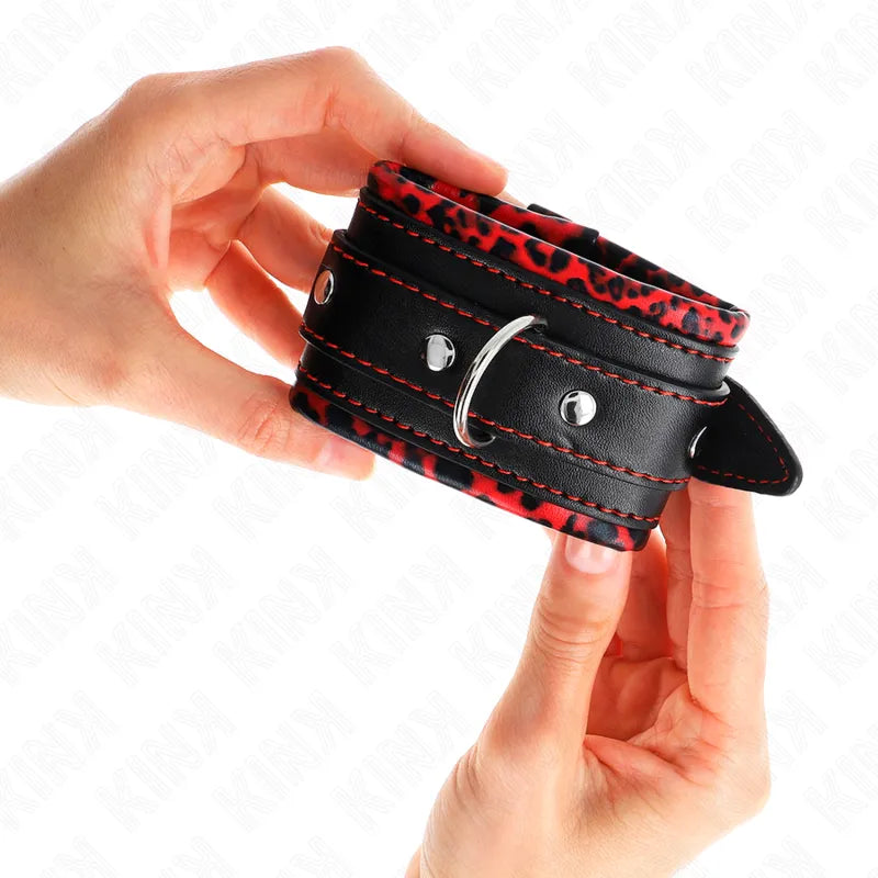 Bracelet BDSM cuir végétalien noir et rouge, rembourré, ajustable, avec boucle métallique, design élégant et éthique.