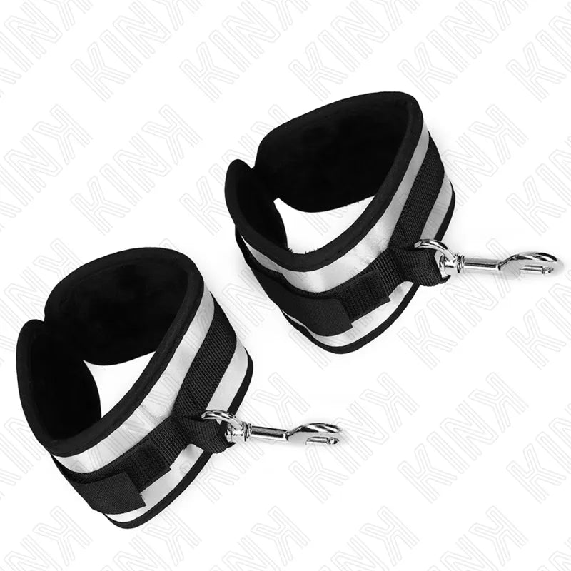 Bracelets BDSM cuir végétalien noir et argent, robustes, réglables, avec fermetures résistantes, élégance sophistiquée.