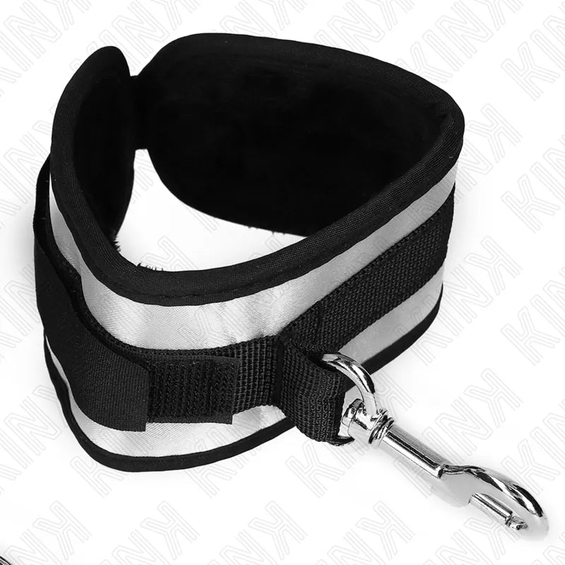 Bracelet BDSM en cuir végétalien noir et argent, robuste et réglable, avec fermeture sécurisée et design élégant.