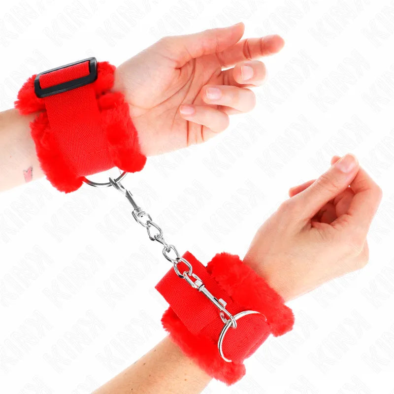 Bracelets BDSM rouges en cuir végétalien, rembourrage doux, boucles robustes, chaîne métallique, confort et éthique.