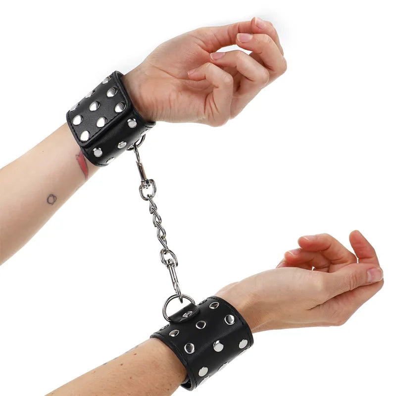 Bracelets BDSM cuir végétalien élégant éthique confortable ajustable sécurisé durable sophistiqué multiple couleurs finitions luxueux hypoallergénique entretien facile