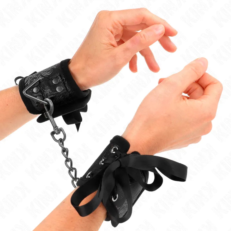 Bracelets BDSM cuir végétalien noir, ajustables, rembourrés, boucles métalliques, pour débutants, éthiques et confortables.