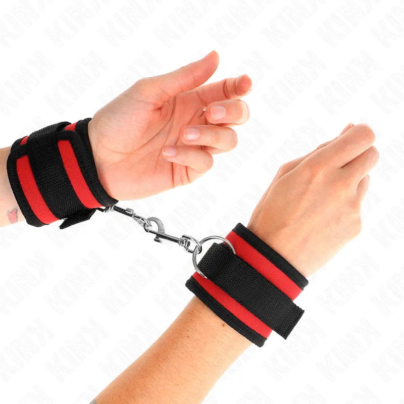 Bracelets BDSM en cuir végétalien noir et rouge, rembourrés, avec anneaux D et boucles métalliques, ajustables et élégants.