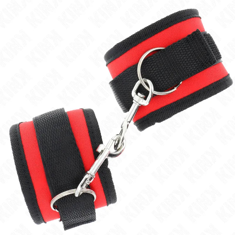 Bracelets BDSM en cuir végétalien noir et rouge, réglables avec anneaux D et boucles métalliques, rembourrage intérieur.