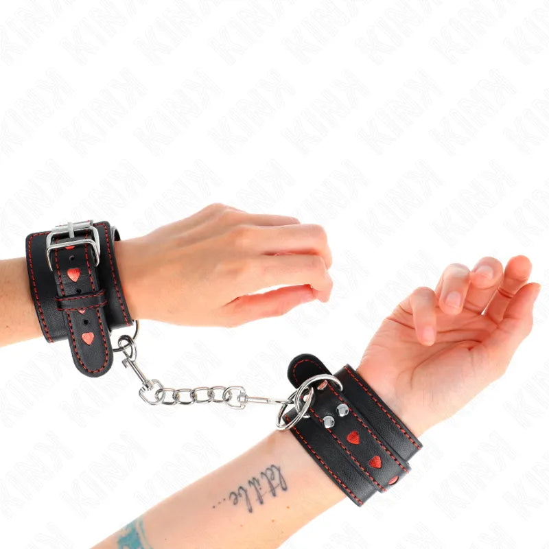 Bracelets BDSM cuir noir ajustables, rembourrés, avec boucles robustes et motifs rouges, pour immobilisation sécurisée.