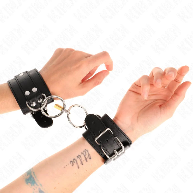 Bracelets BDSM cuir noir ajustables, fermetures robustes, doublure douce, pour sessions intenses et confort optimal.