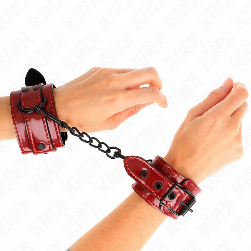 Bracelets BDSM en cuir rouge, rembourrés, avec boucles noires et chaîne, élégants et confortables pour moments intimes séc...