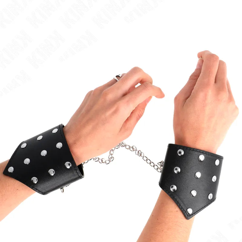 Bracelets BDSM en cuir noir avec rivets métalliques, chaîne argentée, ajustables et élégants pour pratiques sécurisées.