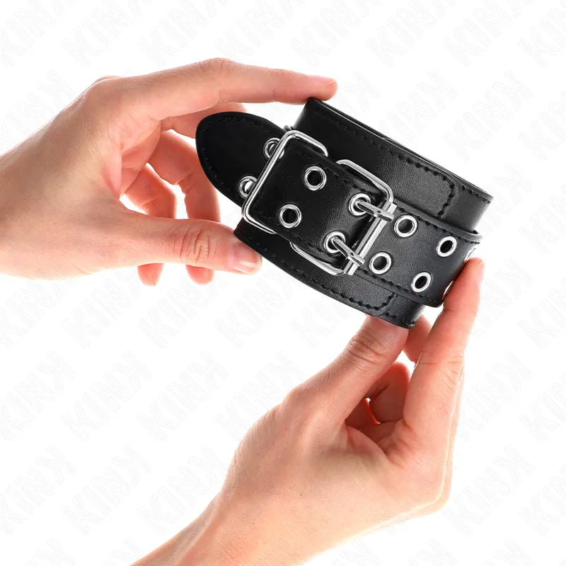 Bracelet BDSM en cuir noir avec boucles métalliques robustes, design élégant et sophistiqué, ajustement personnalisé.