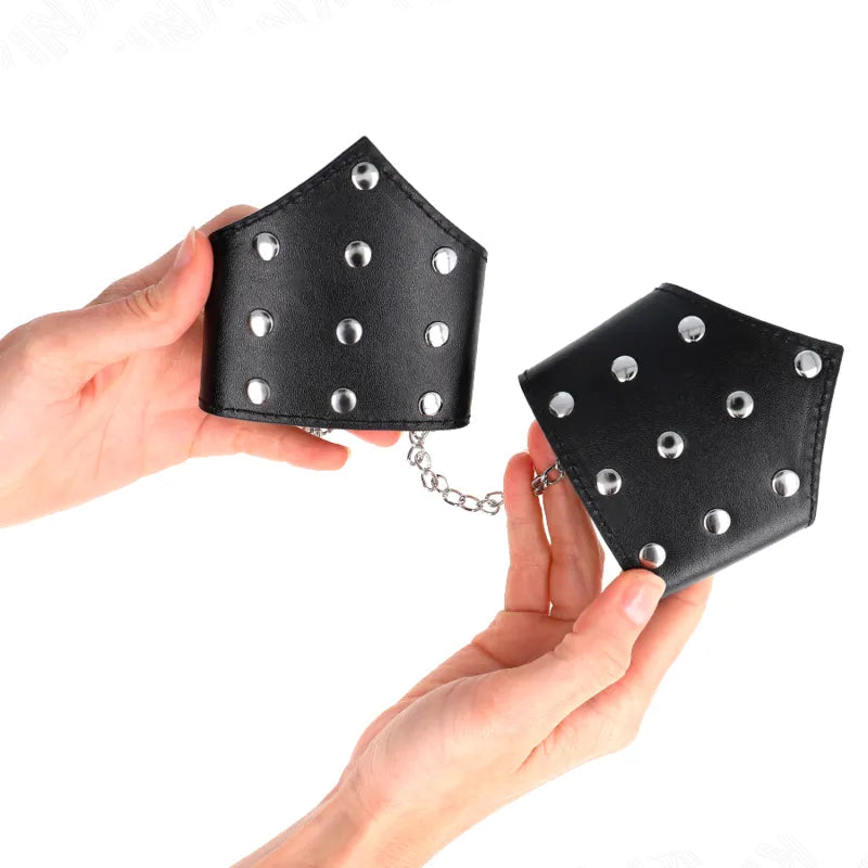 Bracelets BDSM en cuir noir véritable avec rivets métalliques, chaîne de connexion, ajustables et élégants.