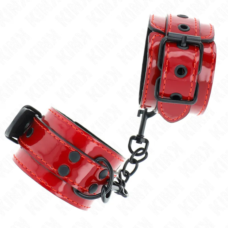 Bracelets BDSM en cuir rouge brillant, rembourrés, avec boucles noires solides et chaîne, élégants et confortables.