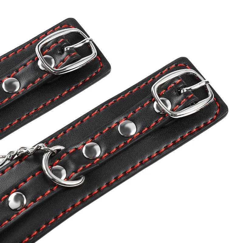 Bracelets BDSM Ohmama en métal noir, coutures rouges, boucles réglables, design robuste et élégant, taille ajustable.