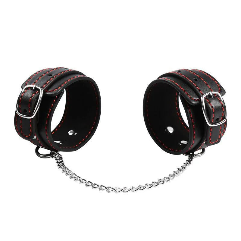 Bracelets BDSM métal noirs réglables avec coutures rouges, chaîne de connexion, robustes et élégants pour jeux de rôle.
