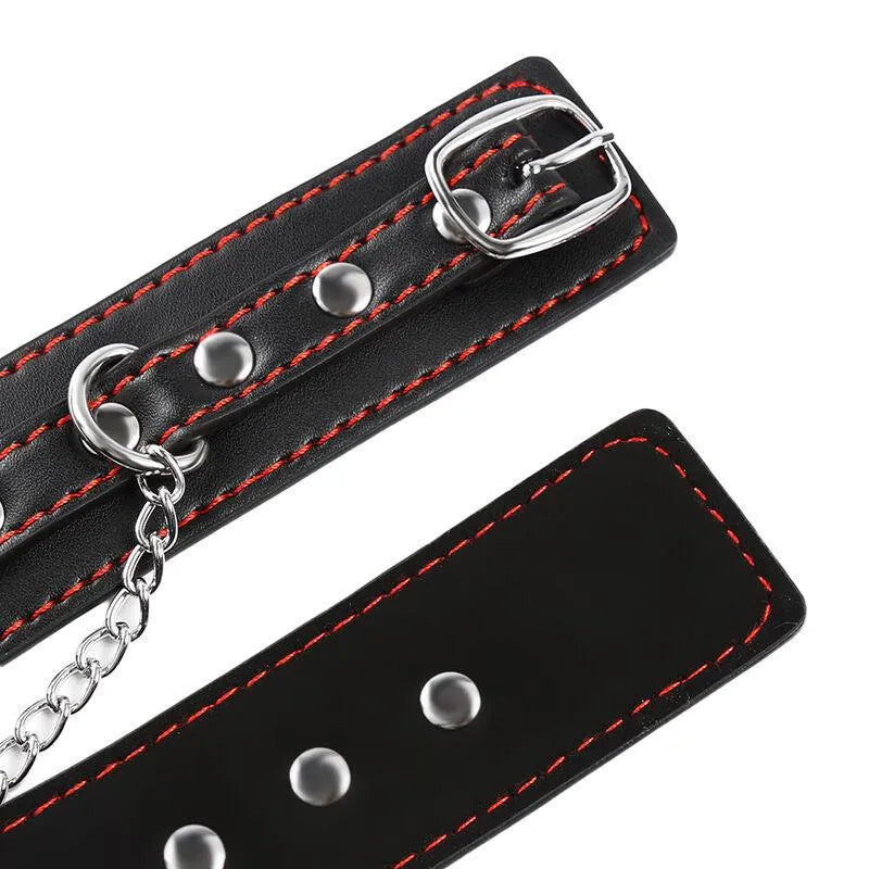 Bracelets BDSM en métal noir avec coutures rouges, chaînes et boucles réglables, robustes et élégants pour confort et sécu...