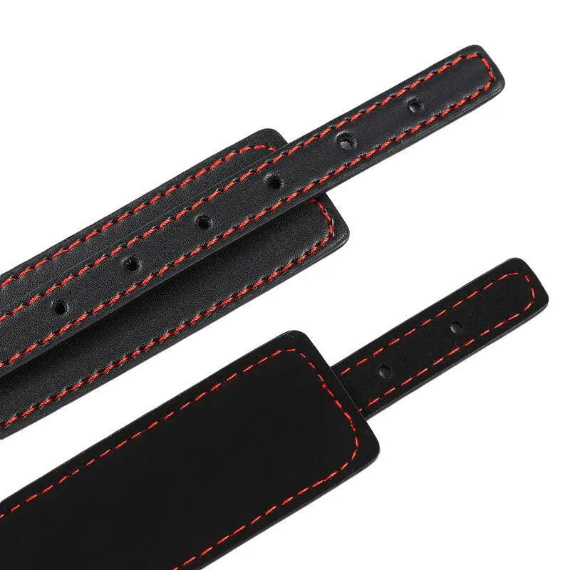 Bracelets BDSM en métal noir réglables avec coutures rouges, robustes et confortables, pour une expérience élégante et séc...