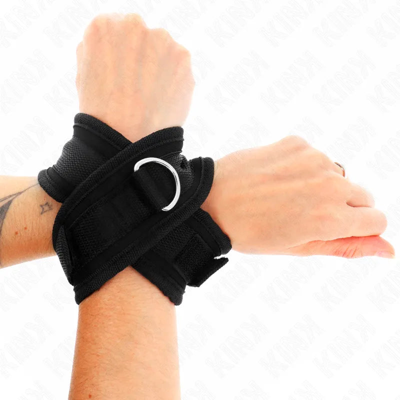 Bracelets BDSM en cuir noir avec boucles métalliques, ajustables et élégants, pour séances sensuelles et sécurisées.