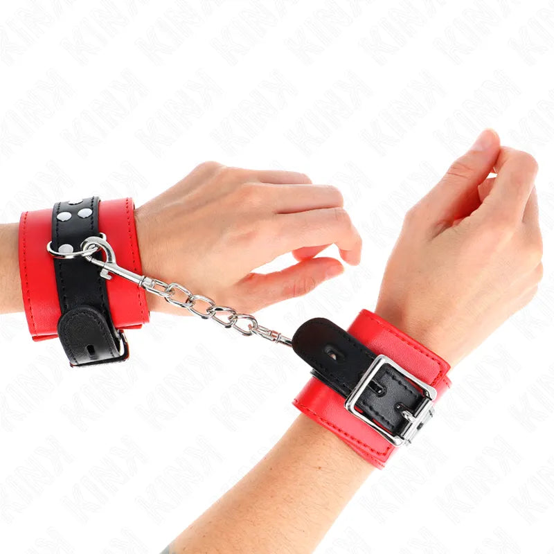 Bracelets BDSM cuir rouge et noir ajustables avec chaîne métallique, rembourrage doux pour confort et sécurité.