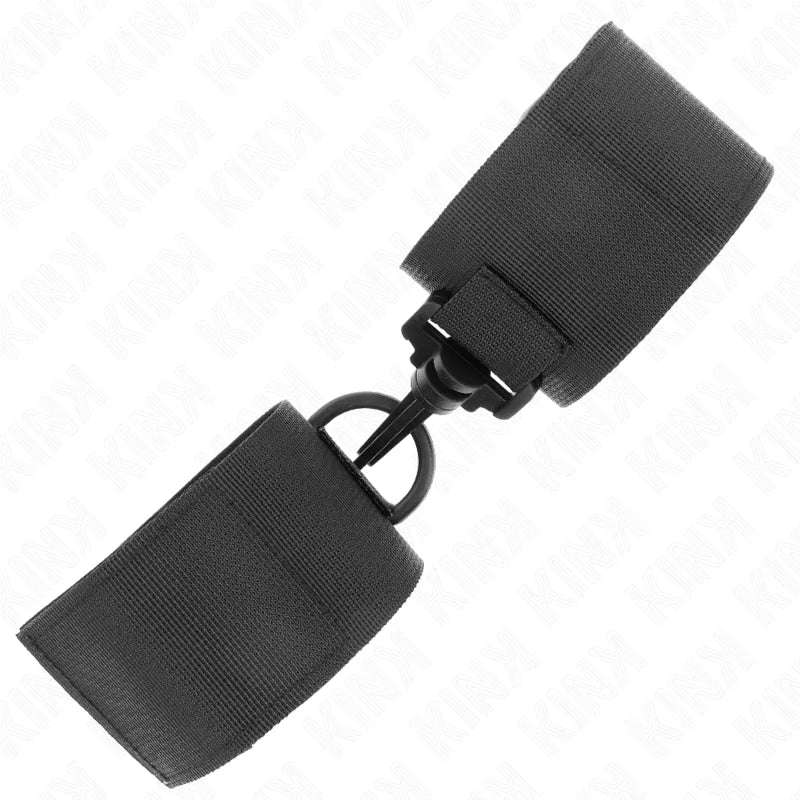 Bracelets en cuir noir BDSM avec rembourrage, boucles métalliques et velcro, élégants et robustes pour confort et sécurité.