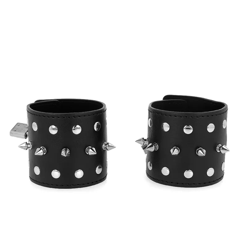 bracelets cuir BDSM confortables sécurisés ergonomiques rembourrés boucles métalliques velcro réglables durables végétalien élégants robustes anneaux renforcés