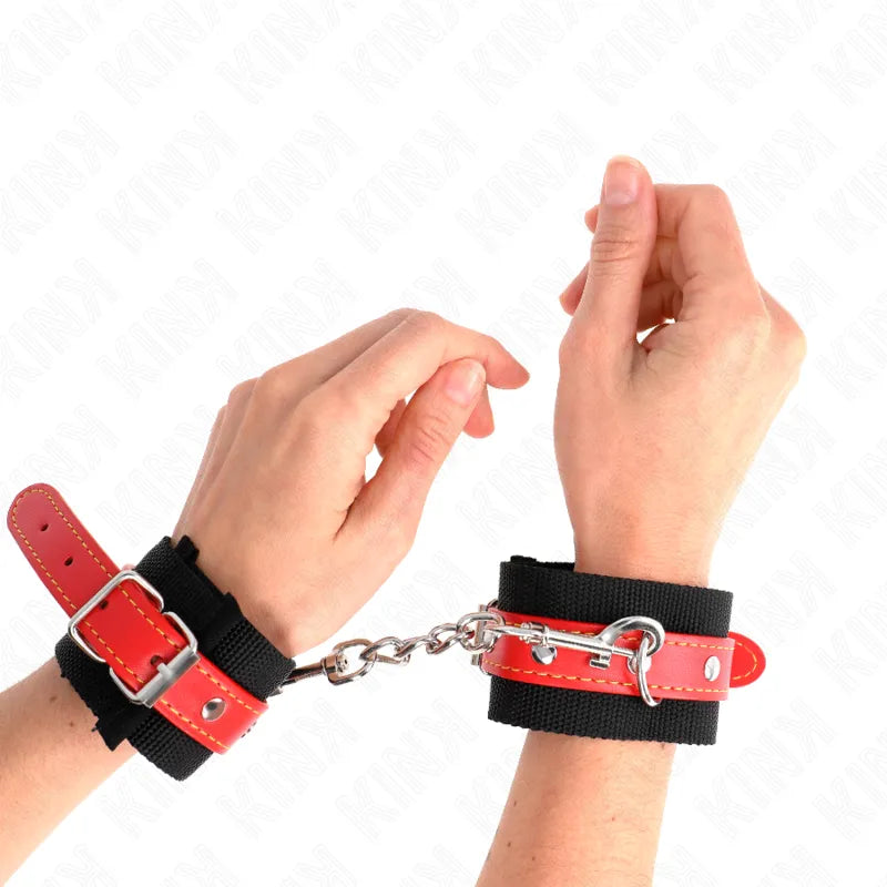 Bracelet BDSM cuir rouge et noir, boucles métal robustes, design sophistiqué et confortable, sécurité et élégance.