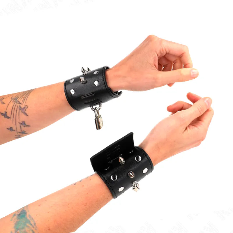 Bracelets cuir BDSM noirs, rembourrés, boucles métalliques, velcro réglables, anneaux renforcés, design élégant et robuste.