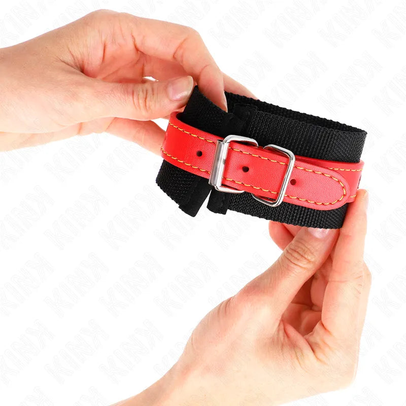 Bracelet BDSM cuir rouge et noir, boucles métal robustes, design élégant et confortable, idéal pour moments intimes sécuri...