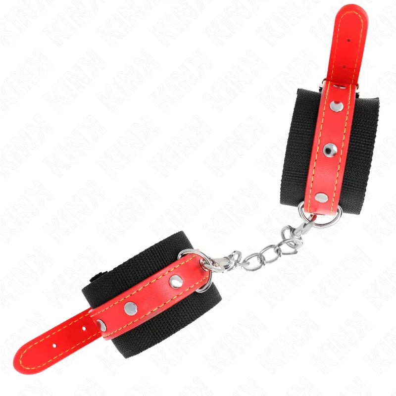 Bracelet BDSM cuir rouge et noir, boucles métal robustes, design sophistiqué, confort et sécurité pour moments intimes.