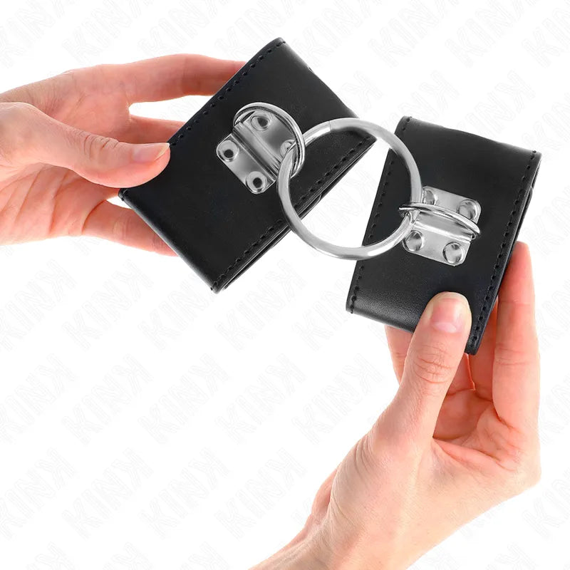 Bracelets BDSM cuir noir avec boucles métalliques robustes, design ergonomique pour confort et durabilité optimale.